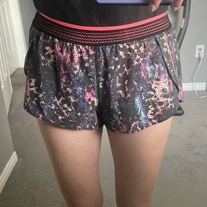 Lululemon Running Shorts Size 6 - Floral Sport Black Multi